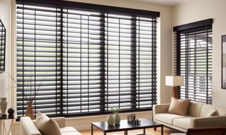 Czarne żaluzje drewniane do stylowych i nowoczesnych wnętrz